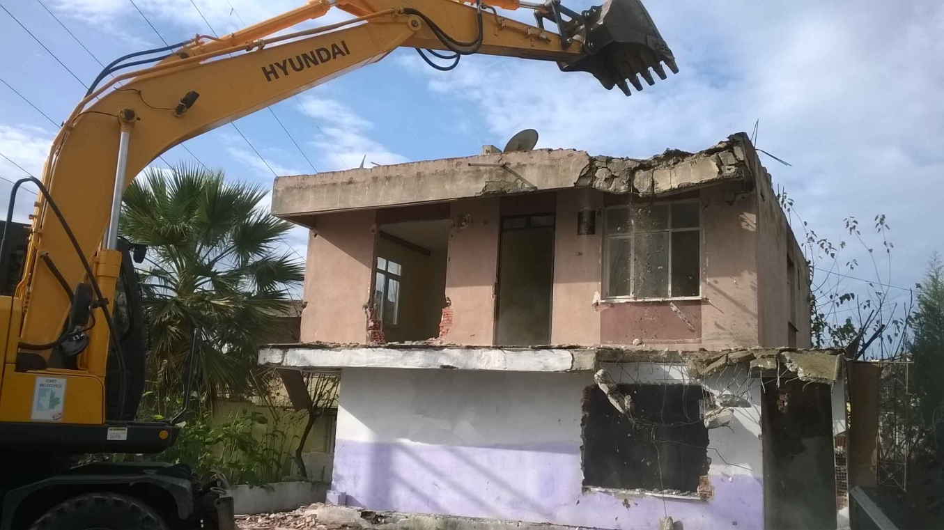 İzmit Belediyesi 142 kaçak yapıyı yıktı